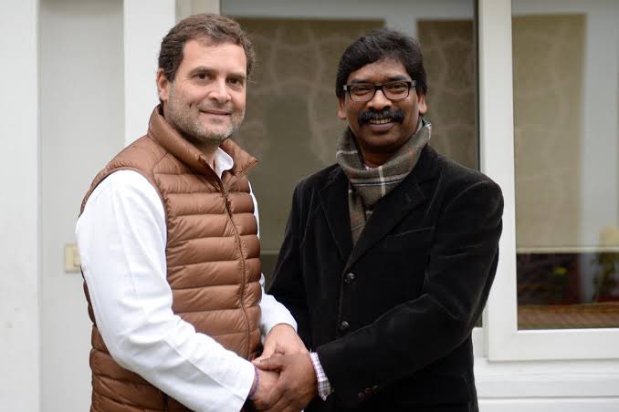 DipikaPS's tweet photo. दबाव, धमकी, ख़रीद फ़रोख़्त, ED, CBI, राज्यपाल, शाह, मोदी सब उतर आए लेकिन फिर भी महागठबंधन की सरकार को हिला नहीं पाए। बीजेपी के लोगों को एक बात गाँठ बांधकर रखना चाहिए। 

फ़रेब और झूठ की रफ़्तार भले ही तेज़ होती है… पर जीत हमेशा सच की होती है। 

#nyaykahaqmilnetak @RahulGandhi @ChampaiSoren @HemantSorenJMM