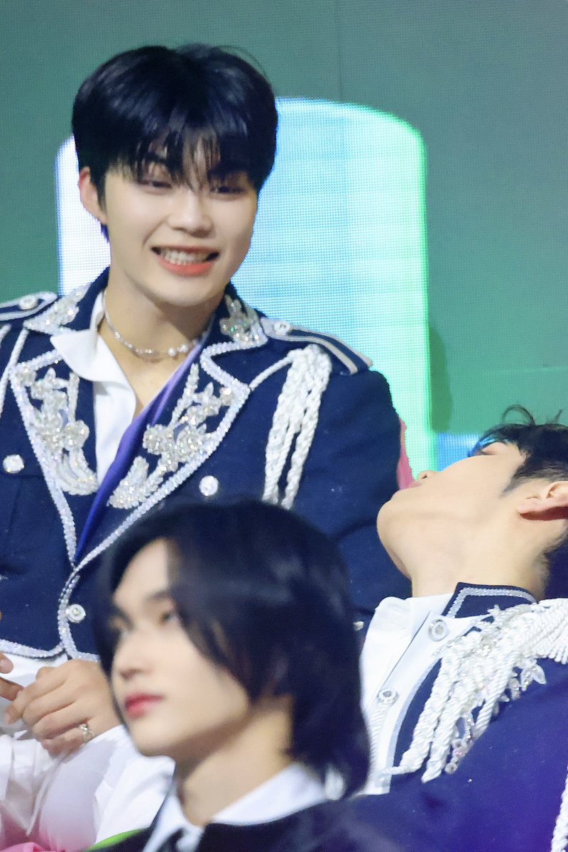 이때의 건탤 무드 넘 좋아 형이 대화하려고 목빼고 거노기는 기여운 얼굴로 쳐다보고있잖아