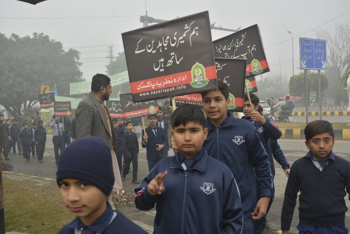 i_nazaria's tweet photo. یوم یکجہتیٔ کشمیر کے موقع پر کشمیر چوک ایوان قائداعظم لاہور میں ادارۂ نظریۂ پاکستان کے زیر اہتمام طلبا و طالبات‘ اساتذہ اور عمائدین کشمیریوں کے ساتھ مظاہرہ یکجہتی کر رہے ہیں https://t.co/y6Mzaka627