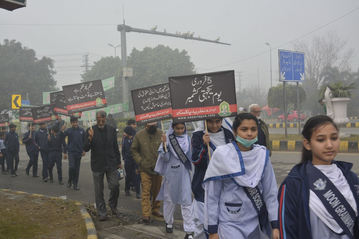i_nazaria's tweet photo. یوم یکجہتیٔ کشمیر کے موقع پر کشمیر چوک ایوان قائداعظم لاہور میں ادارۂ نظریۂ پاکستان کے زیر اہتمام طلبا و طالبات‘ اساتذہ اور عمائدین کشمیریوں کے ساتھ مظاہرہ یکجہتی کر رہے ہیں https://t.co/y6Mzaka627