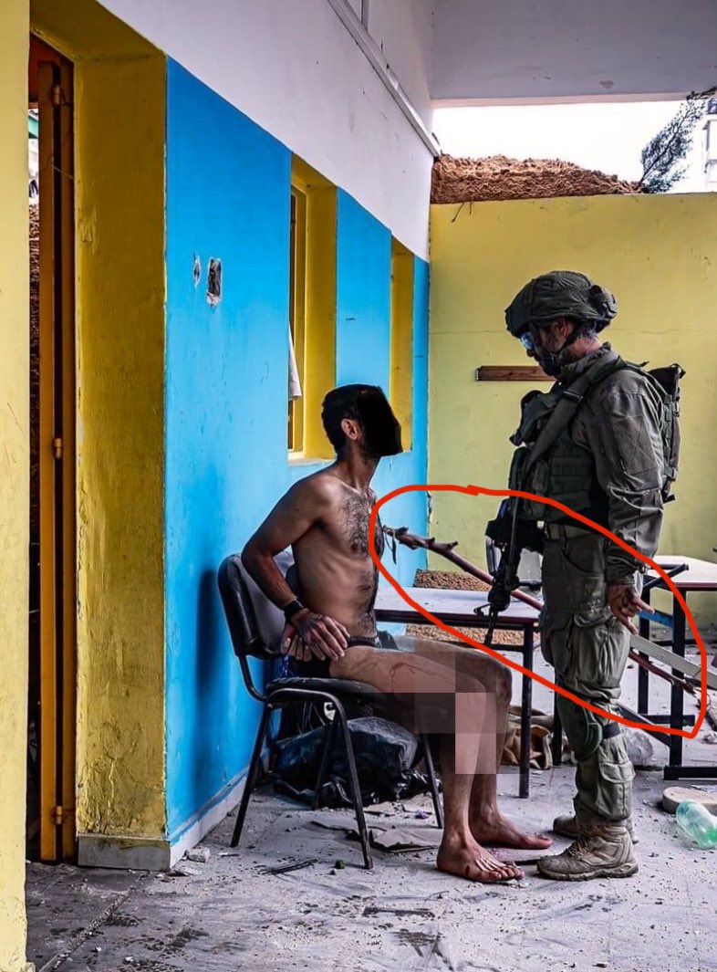 tamerqdh's tweet photo. نشر الجندي الإسرائيلي يوسي غامزو صورة يظهر فيها وهو يعذب مدني فلسطيني في حي الرمال غرب غزة .
في مقطع الفيديو اثناء اعتقاله نشاهد قدمه التي لم تكن مصابه ويسير عليها بشكل عادي ، وفي نفس الصورة التي تم نشرها نشاهد سلاح الجريمة بجواره الذي استخدمه الجندي في تعذيب المدني الفلسطيني واطلاق النار على قدمه اثناء تقيده وتعذيبه .

هذه واحده من القصة البشعة والارهابية ، وبتاكيد هناك مئات القصص أكثر بشاعة وإجرام لم يتم الكشف عنها بعد .