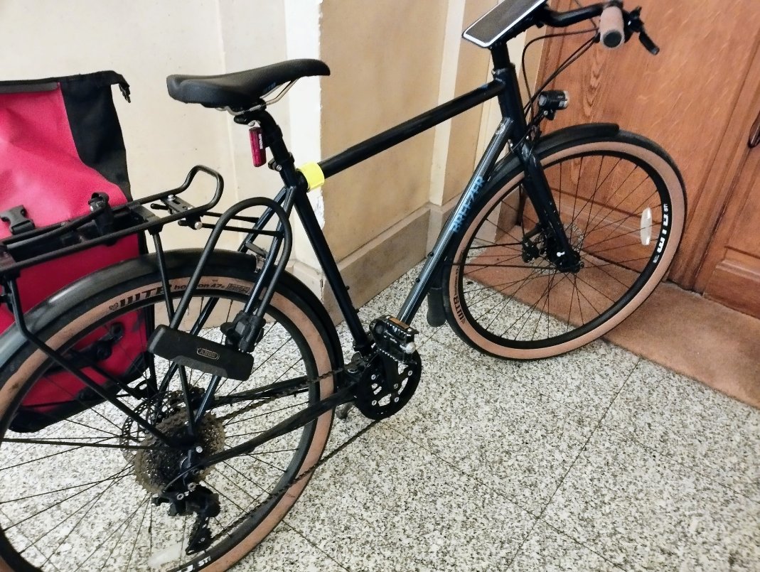 CanuDidier's tweet photo. J'ai une TL les Gens 🤷‍♂️ J'ai un vélo mécanique, pas un #VAE ou un #speedBike ☹. Je circule vite, oui et ?
J'appuie simplement sur les pédales 🚴‍♀️🚴‍♂️. 🤘🏴‍☠️ https://t.co/FTp5vlyEh4