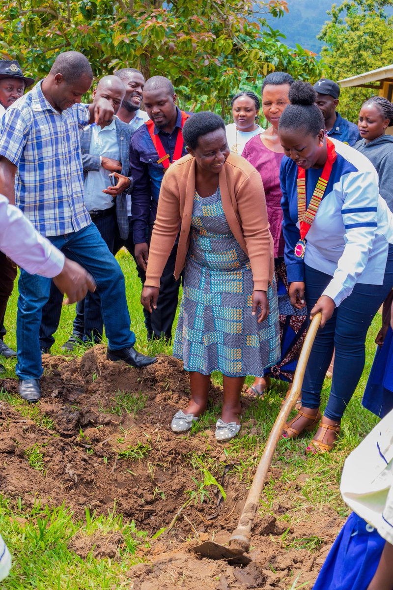 RotaractD9214's tweet image. The @ClubSheema , Uganda, proudly unveils the success of the #KatojoBasomeProject 🛏️. With DRR Prudence Asobola leading the way, 30 metallic beds were donated to Katojo Primary School, Sheema District, focusing on Education, Literacy, and Disease Prevention #CreateHope