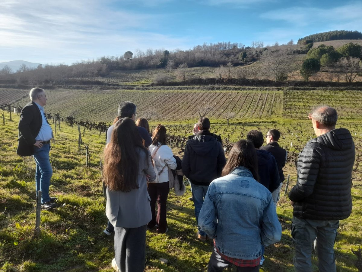 🍇🍷 El alumnado de la Microcredencial Universitaria en Gestión y Comercialización en la #IndustriaVitivinícola tuvo el placer de visitar la bodega @VinosCantarina y disfrutar de una cata en la Cabaña de los Pinos, guiada por el gerente y viticultor Santiago Ysart. ✨