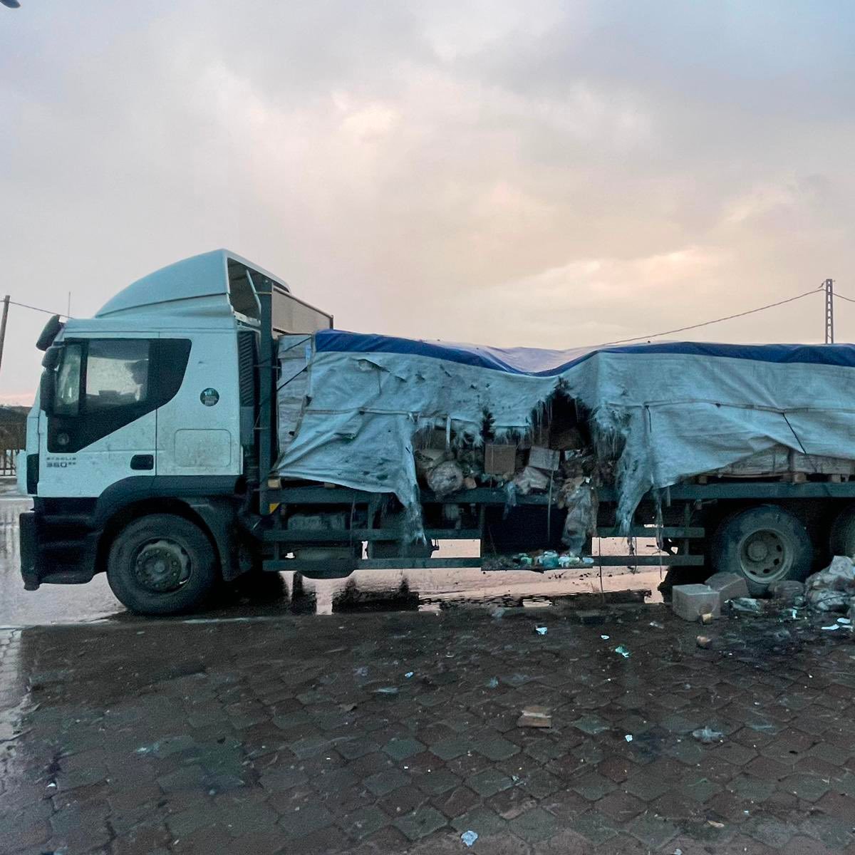 muhammadshehad2's tweet photo. 🚨Israel's navy targets a UN aid truck heading to the starved Northern Gaza where "pockets of famine" are spreading. 

This is the predesignated "safe route" the IDF ordered these food trucks to drive through. https://t.co/NlnpCcLZbu