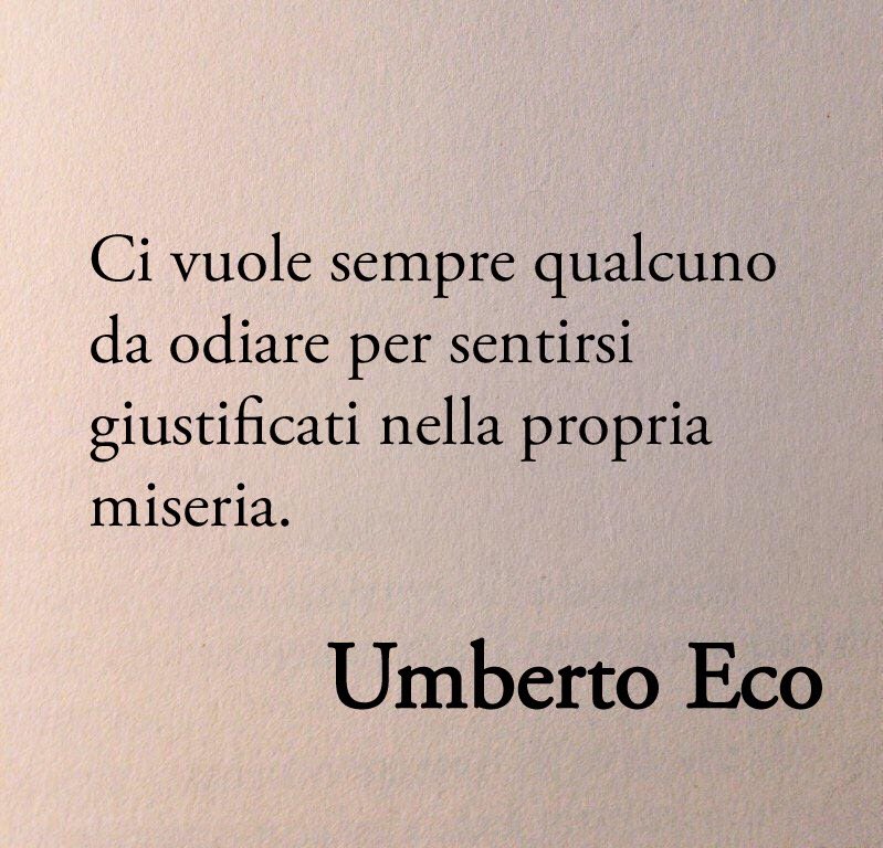 Umberto Eco salì su un taxi e l'autista notò che portava con sé dei giornali italiani e, quindi, gli chiese per averne certezza: “Mi scusi, signore! Ma lei è italiano?“
Eco rispose: “Si, lo sono!“
Mentre continuava a guidare il tassista gli disse: “Senta le volevo chiedere una