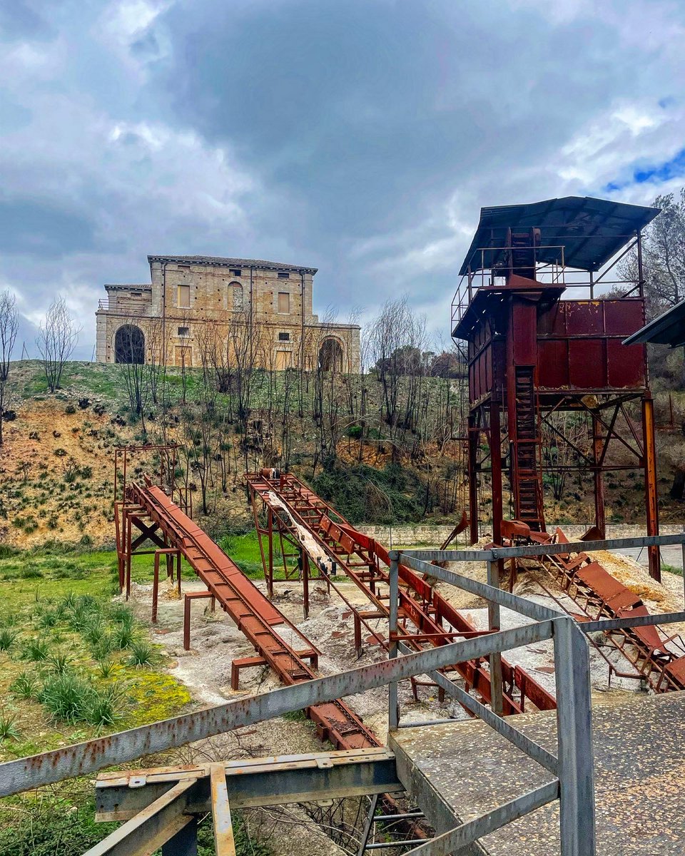 VisitSicilyOP's tweet photo. Like an open-air museum, the Parco Minerario Floristella Grottacalda joined the two disused sulphur mines of the same name. An example of the industrial archaeology settlements of southern Italy.
📷 Francesco Giocolano
#visitsicilyinfo #valguarnera #enna https://t.co/ZZ56oAuZCj