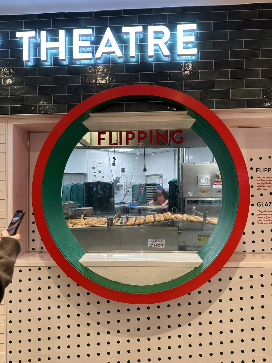 leapinglils's tweet photo. Late night Krispy Kreme factory outing, with… FRESH HOT DOUGHNUTS!!!!! 

And yes, they were amazing. https://t.co/UqGBftxo2K