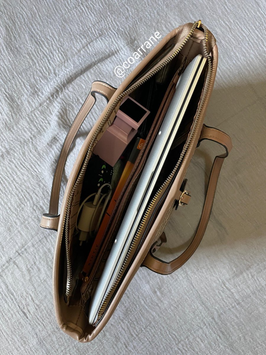 coarrane's tweet photo. Definisi totebag yang muat banyak barang dan nggak pasaran💗🌸

Bisa muat laptop 14", buku, charger, parfum, rukuh, masih banyak lagi. Udah aku pake sekitar setahun tapi masih awet. Bahan kulit jeruk tapi kokoh, bisa berdiri walaupun ga ada isinya.

🛒:
https://t.co/Q4jGIpqT5C https://t.co/GgeZ3z3Ntx