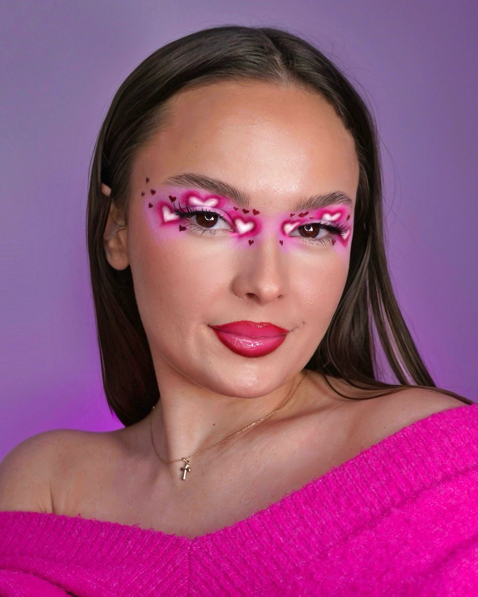 orane_ae's tweet photo. Valentines makeup 💖💗
Je reprend mes photos à l’appareil photo désormais regardez on dirait une photo de classe ✨ https://t.co/MyLQ8AUcGN