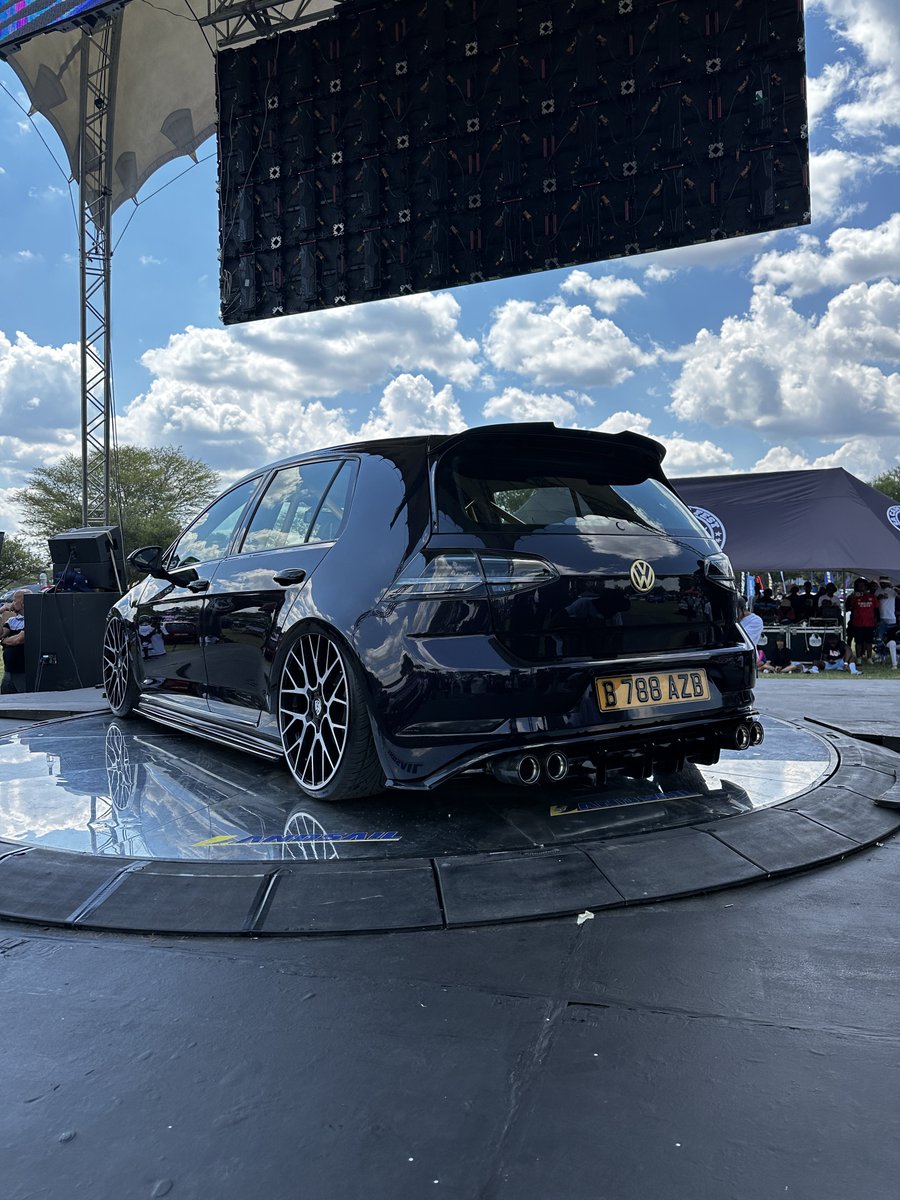 matthewkanniah's tweet photo. There’s nothing like a clean OEM+ build at Camp Fest. Perfect example was this 7.5R with bolt on body kit extensions, clear rear lights, gold badges and black and white Porsche Macan wheels on air 10/10 😮‍💨 https://t.co/NlTnBQDf5w