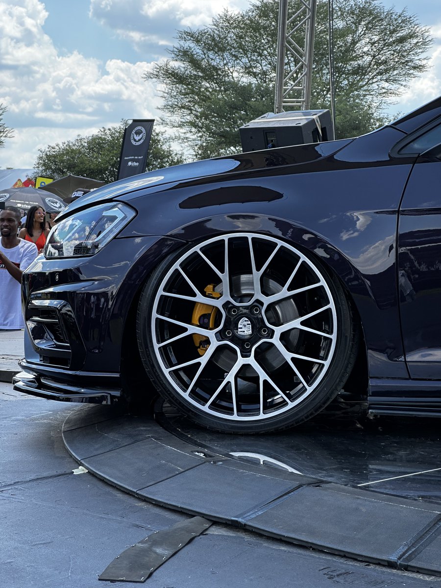 matthewkanniah's tweet photo. There’s nothing like a clean OEM+ build at Camp Fest. Perfect example was this 7.5R with bolt on body kit extensions, clear rear lights, gold badges and black and white Porsche Macan wheels on air 10/10 😮‍💨 https://t.co/NlTnBQDf5w