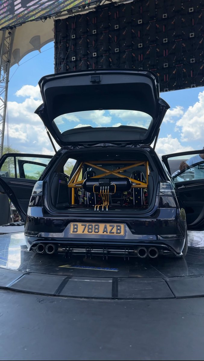 matthewkanniah's tweet photo. There’s nothing like a clean OEM+ build at Camp Fest. Perfect example was this 7.5R with bolt on body kit extensions, clear rear lights, gold badges and black and white Porsche Macan wheels on air 10/10 😮‍💨 https://t.co/NlTnBQDf5w