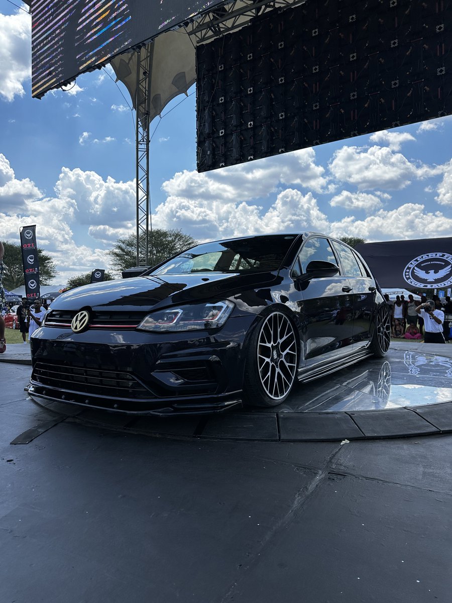 matthewkanniah's tweet photo. There’s nothing like a clean OEM+ build at Camp Fest. Perfect example was this 7.5R with bolt on body kit extensions, clear rear lights, gold badges and black and white Porsche Macan wheels on air 10/10 😮‍💨 https://t.co/NlTnBQDf5w