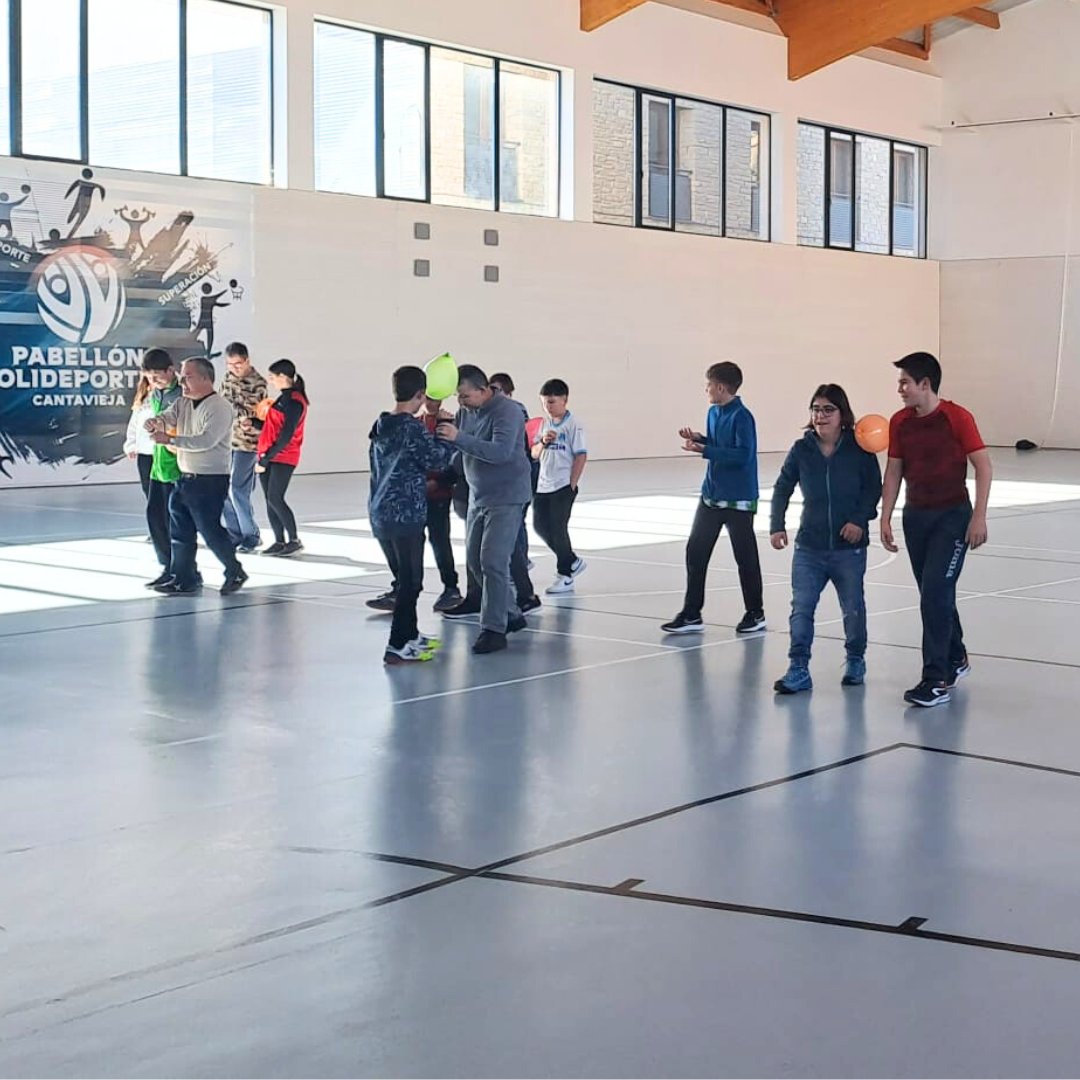 ataditeruel's tweet photo. Hasta 9 usuarios de #ATADI y 13 alumnos de segundo curso de Educación Secundaria del SIES Segundo de Chomón de #Cantavieja han realizado clases conjuntas de #EducaciónFísica durante el primer trimestre de este curso escolar 2023/2024. 1/2 https://t.co/uRma9ZaAVB