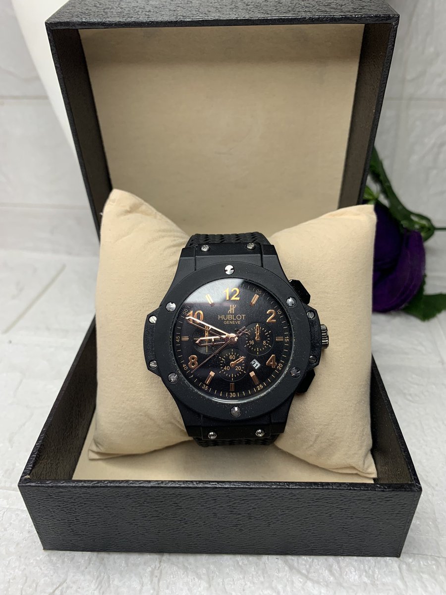 ademisoye_to's tweet photo. A Twitter mutual saw an Hublot wristwatch in my January dump and placed an order for 2🤭

My week started on a good note ❤️ https://t.co/BYJruZ9cnB