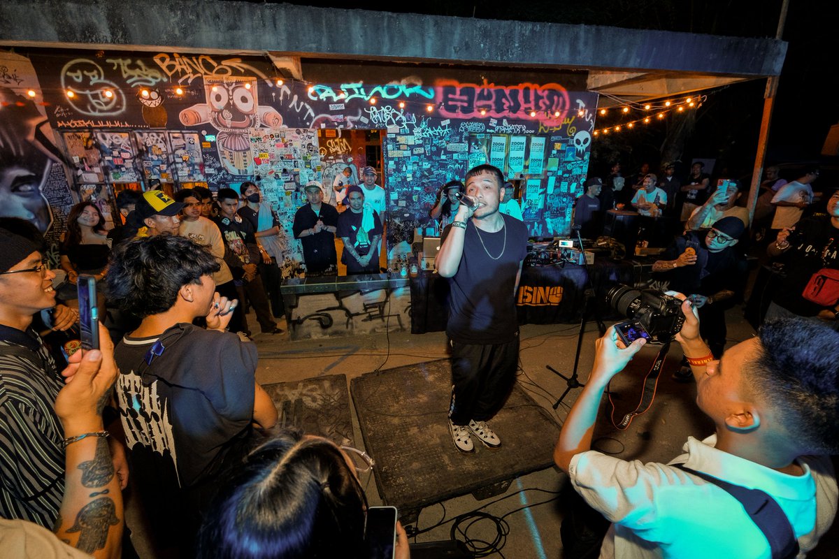 arkitekto's tweet photo. At Emar Industriya 's Alaala: Daan ng mga Tumakas album launch | 02.03.24
📷 Jayb Paule
#UprisingPH #EmarIndustriya #Apoc #DeathArchitect #hiphop #PinoyRap #EnjoyLocal #OPM https://t.co/cHlZluLG9e