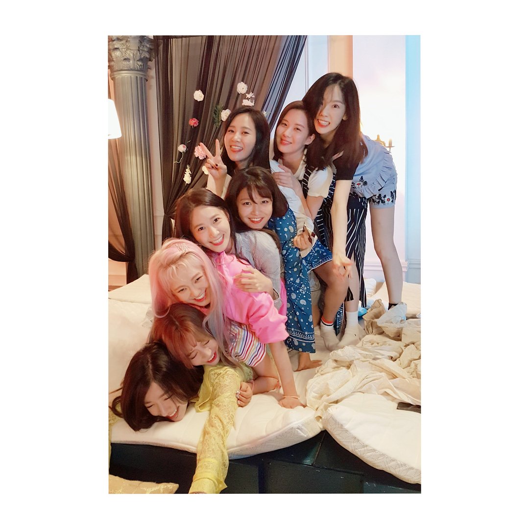 kimtaenos's tweet photo. I have set the VLIVE compilation sharing back to public. I had to put it on private before because I got a warning for copyright issue.

But I have bought a new GD and completed the back-up, so now you can have access to the current GD link.

🔗: https://t.co/IMvgSI2mI8 https://t.co/S62ah7wXVR