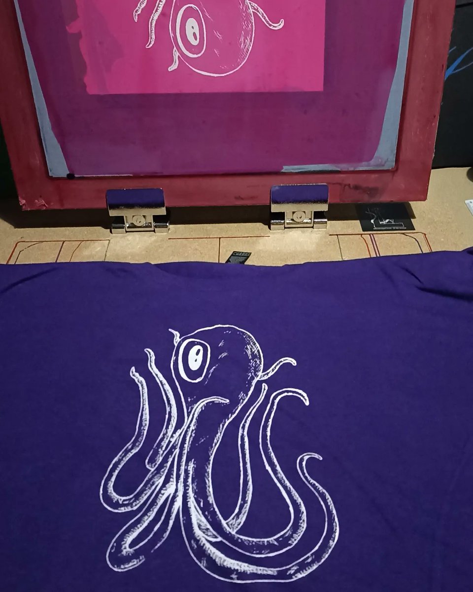 ElRatDesigns's tweet photo. Printed some 'Octoclops' shirts in bigger sizes. Online now. Only @elratdesigns 

Fancy a different colour option?
Come and talk to me.

I want to make you, the shirt you want to wear

Be the strange

https://t.co/Em0xBXo595

#elratdesigns #bethestrange #octoclops #cephalopods https://t.co/31AvfweVnU