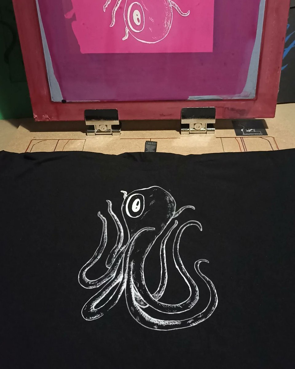 ElRatDesigns's tweet photo. Printed some 'Octoclops' shirts in bigger sizes. Online now. Only @elratdesigns 

Fancy a different colour option?
Come and talk to me.

I want to make you, the shirt you want to wear

Be the strange

https://t.co/Em0xBXo595

#elratdesigns #bethestrange #octoclops #cephalopods https://t.co/31AvfweVnU