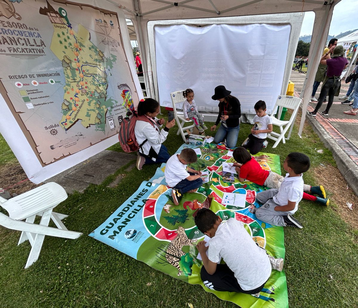 valijadeaves's tweet photo. Con el #diseño de #juegos de #educacion #ambiental para #niños, les #enseñamos a  #conservar la #biodiversidad de la microcuenca Mancilla de Facatativá, junto con la correcta #gestión integral de #residuos #sólidos. Proyecto: restauración ecológica participativa. https://t.co/w31TGfRFi2