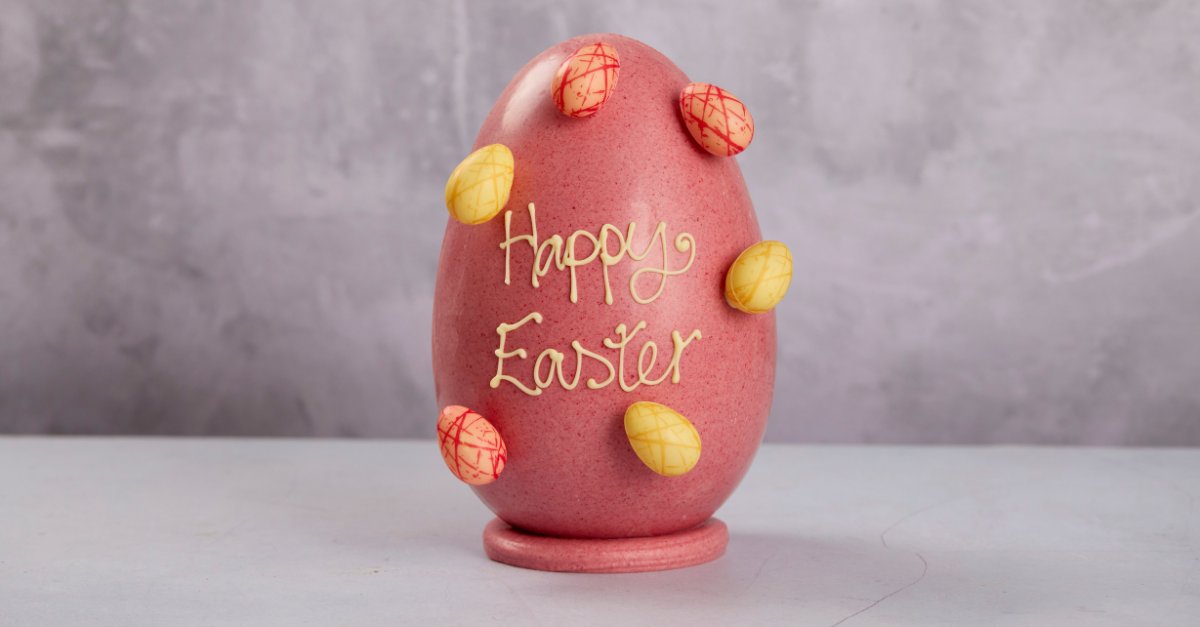 Easter is just around the corner so why not create the most egg-stravagant raspberry-flavoured Easter egg? 🥚 Crafted by our very own Development Chef @Samantharain24, 🍫 To try this egg-strodinary recipe, click here: hubs.ly/Q02jCBQH0 #hbingredients #newrecipe #easter