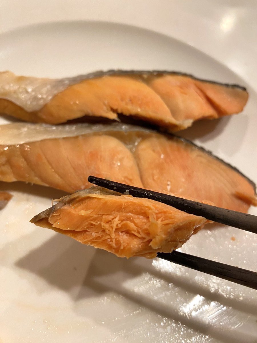 鮭は焼かずに茹でるとめちゃくちゃ美味いです。酒大さじ2と鮭が浸るくらいの水、めんつゆ少し入れて沸騰したら鮭入れて7分程茹でるだけ。焼くより水分飛ばないからふっくらしっとりで鮭の概念覆されます。安い鮭も絶品になるのでぜひ。