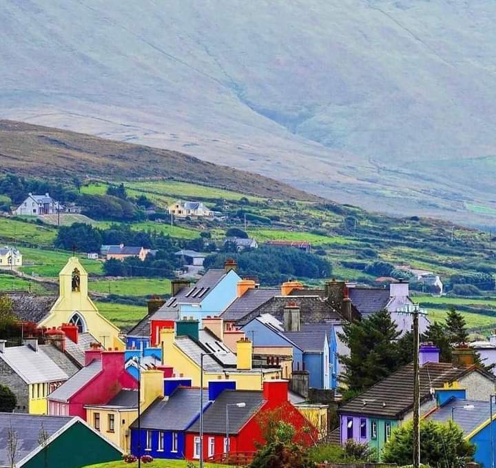 The absolutely stunning, Eyeries Village, West Cork, Ireland 🍀

📸 @yourwayireland (ig)
@wildatlanticway @visitwestcork @DiscoverIreland @Eyeriesfamfesti