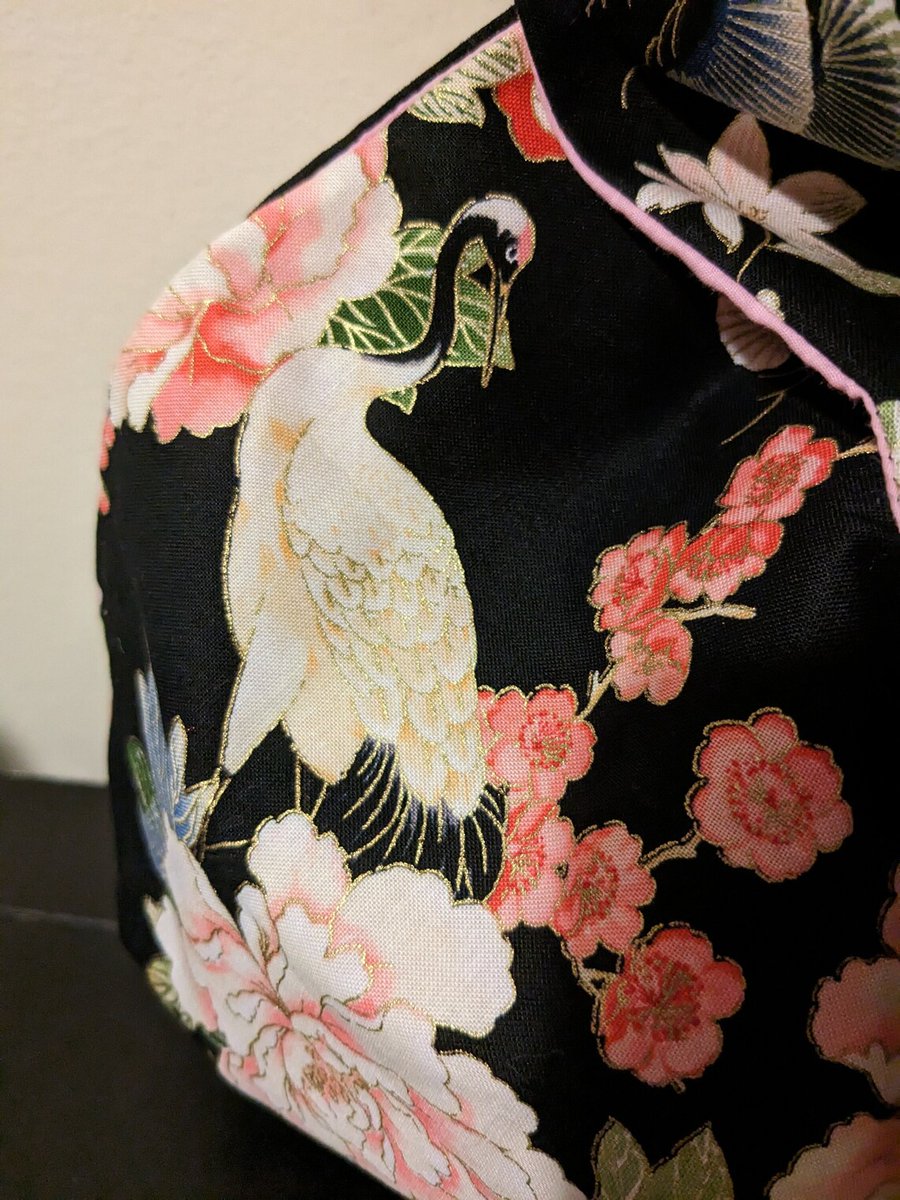 Elevate your style and embrace the allure of the East with this handcrafted elegant white crane and floral traditional Japanese-style cotton knot bag in black. 
One available!
🛒🔗👇
redkimonokraftz.etsy.com/listing/150514…