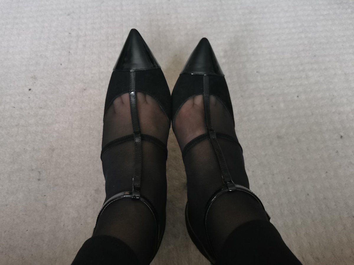 A few more of today's black stilettos with lots of toe cleavage on show 😘👠👠
#highheels #giantess #Feet #stilettos #tights #skirt #blackstilettos #blackheels #toecleavage