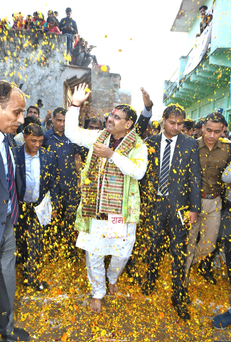 BhajanlalBjp's tweet photo. “जननी जन्मभूमिश्च स्वर्गादपि गरीयसी”

आज राजस्थान प्रदेश के मुख्यमंत्री बनने के पश्चात प्रथम बार अपने पैतृक गांव अटारी जाकर नंगे पांव पूरी गांव की परिक्रमा की ।
मेरे राजनीतिक जीवन की शुरुआत इसी अटारी ग्राम के सरपंच के रुप में हुई जहां सर्वश्रेष्ठ राजस्थान के निर्माण हेतु संकल्प ठाना गया था, यह वही ग्राम है जहां अंत्योदय की लक्ष्य प्राप्ति का स्वप्न देखा गया था और यह वही ग्रामवासी है जिनके आशीष के कारण आज मुझे राजस्थानवासियों की सतत सेवा करने का परम सौभाग्य प्राप्त हुआ। 

आप सभी सम्मानित ग्रामीणों द्वारा किए आत्मीय स्वागत को शब्दों में बयां नहीं किया जा सकता!
जब शब्द कम पड़ें तो भावनाएं अंतर्मन को चित्रित कर देती हैं। एक - एक परिवारजन का हृदय से आभार! धन्यवाद! अभिनंदन!