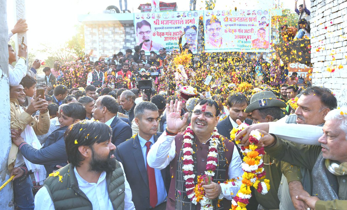BhajanlalBjp's tweet photo. “जननी जन्मभूमिश्च स्वर्गादपि गरीयसी”

आज राजस्थान प्रदेश के मुख्यमंत्री बनने के पश्चात प्रथम बार अपने पैतृक गांव अटारी जाकर नंगे पांव पूरी गांव की परिक्रमा की ।
मेरे राजनीतिक जीवन की शुरुआत इसी अटारी ग्राम के सरपंच के रुप में हुई जहां सर्वश्रेष्ठ राजस्थान के निर्माण हेतु संकल्प ठाना गया था, यह वही ग्राम है जहां अंत्योदय की लक्ष्य प्राप्ति का स्वप्न देखा गया था और यह वही ग्रामवासी है जिनके आशीष के कारण आज मुझे राजस्थानवासियों की सतत सेवा करने का परम सौभाग्य प्राप्त हुआ। 

आप सभी सम्मानित ग्रामीणों द्वारा किए आत्मीय स्वागत को शब्दों में बयां नहीं किया जा सकता!
जब शब्द कम पड़ें तो भावनाएं अंतर्मन को चित्रित कर देती हैं। एक - एक परिवारजन का हृदय से आभार! धन्यवाद! अभिनंदन!