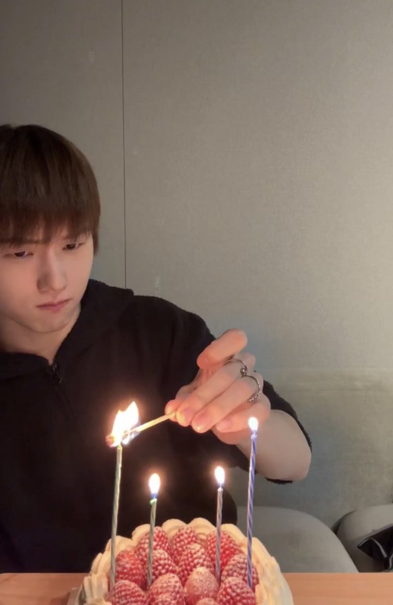 lemon_byo's tweet photo. 불 붙이는 표정 개커여움 ㅜㅜㅜㅜㅜㅠㅠㅜ https://t.co/CHRy6cGKtL
