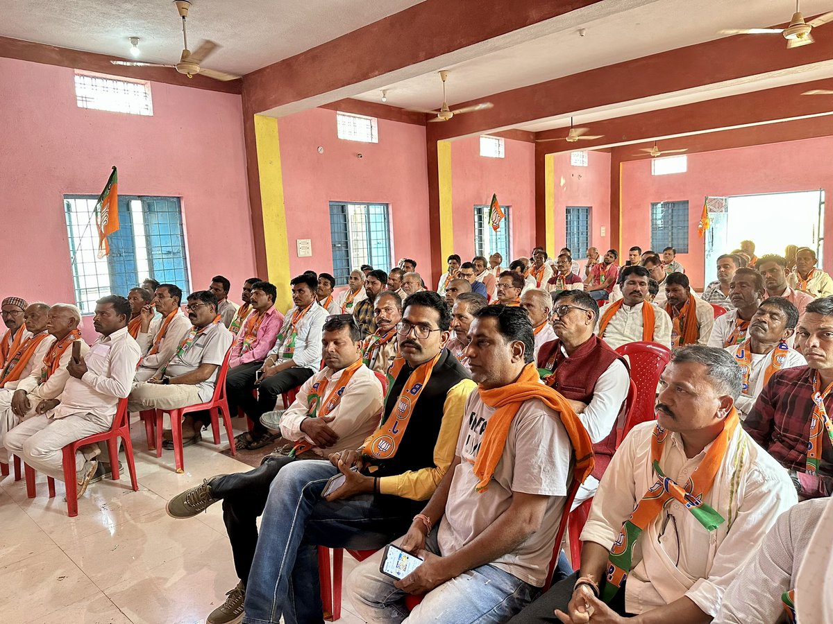 bhawara_murli's tweet photo. आज बागली विधानसभा के ग्राम पंचायत उदयनगर में "गांव चलो अभियान" को लेकर भाजपा सितावन मण्डल की कार्यशाला बैठक में सम्मिलित होकर "गाँ�� चलो अभियान" को सफल बनाने हेतु विभिन्न महत्वपूर्ण विषयों पर चर्चा की। https://t.co/wGlsmbUVy9