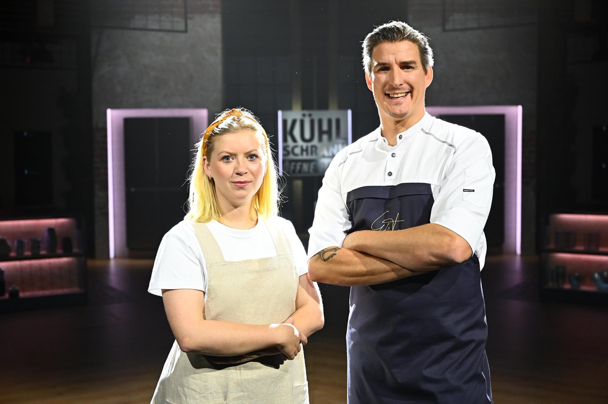 sat1's tweet photo. Hanna #Reder und Matthias #Gfrörer fordern heute Abend das Duo Lisa #Angermann und Alexander #Herrmann heraus? Wer hat die Nase vorne beim Kreativbattle #KühlschrankÖfnneDich? Die Antwort gibts ab 20:15 Uhr! https://t.co/2QQvFvRPA4