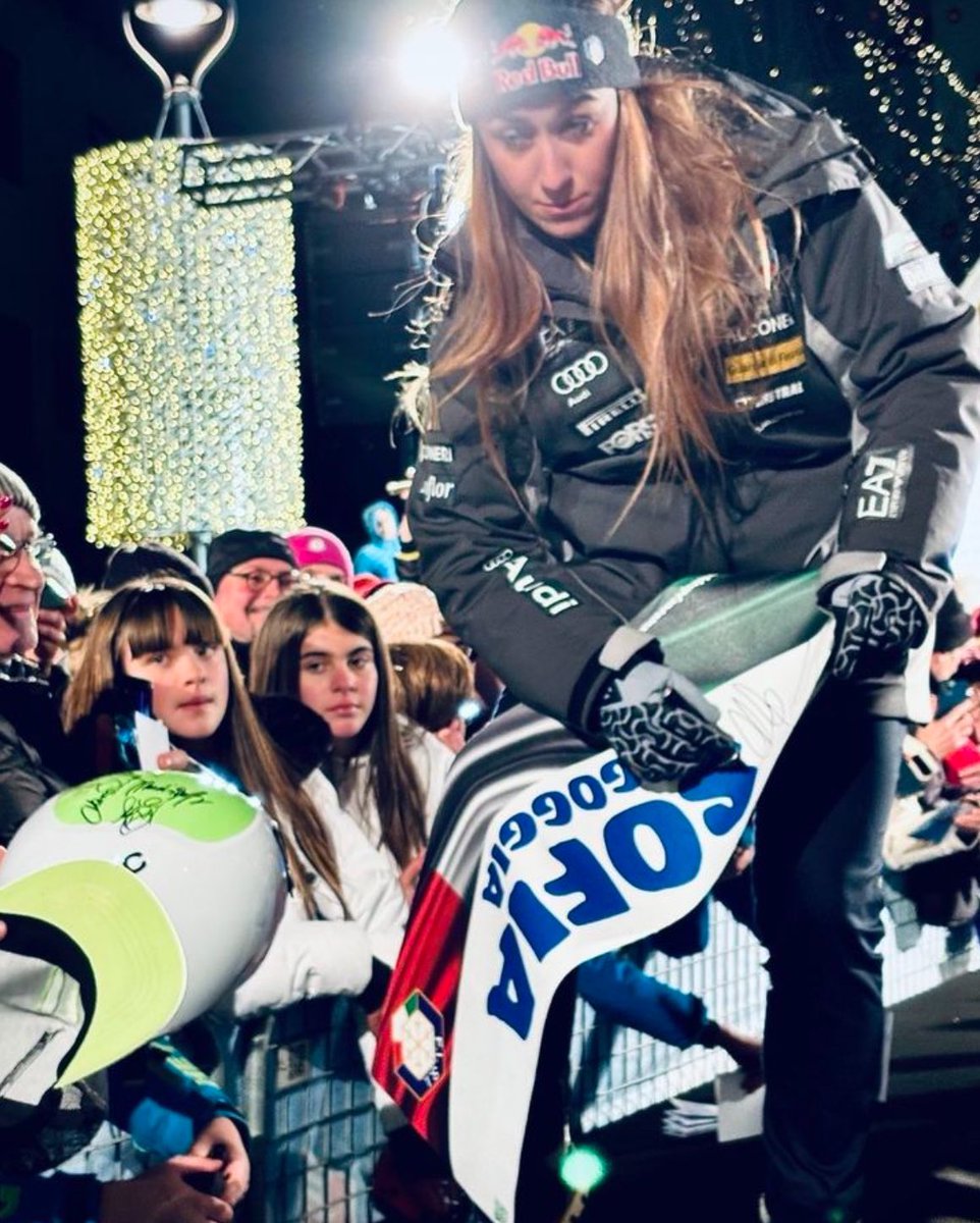 Sofia Goggia - Tellement championne et proche des fans que l’annonce de sa blessure est une nouvelle grande tristesse qui s’abat sur le ski alpin mondial 
😭😭😭
📸 <a href="/SkiWorldCupFan/">SkiWorldCupFan</a>