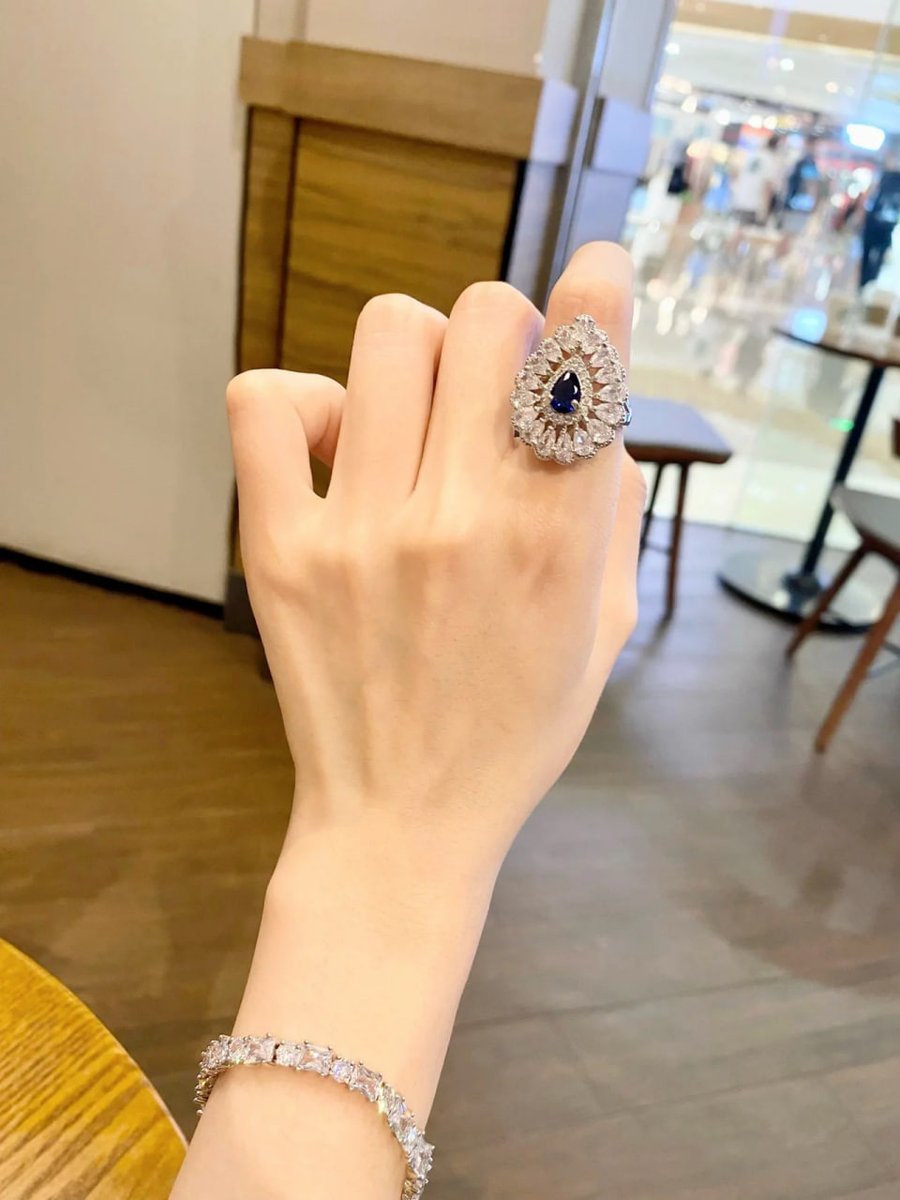 rupertdenoga's tweet photo. Diamond is a girl's best friend. https://t.co/59dfO5cnxu