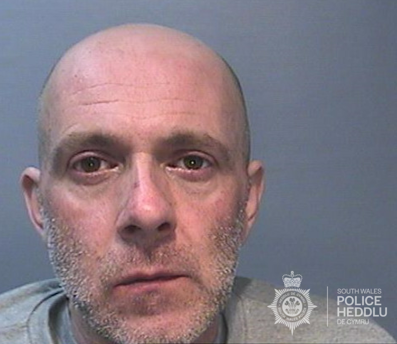 A man who murdered his partner before leaving her lifeless body on his bathroom floor, has been jailed for life. 

Mathew Pickering will serve a minimum of 17.5 years for the brutal murder of Georgina Dowey in #Neath last year.

south-wales.police.uk/news/south-wal…