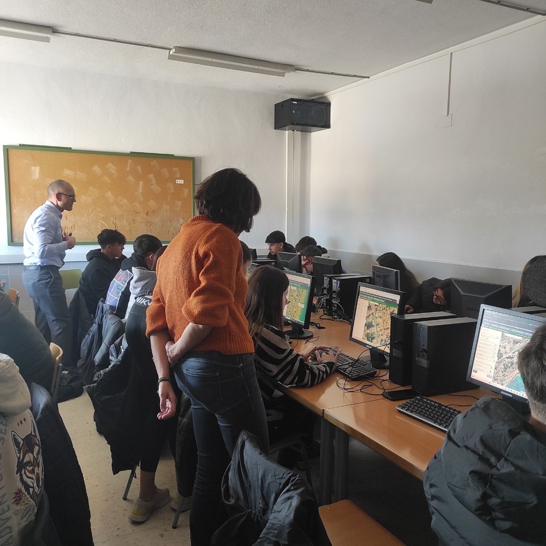 Mañana intensa la del pasado viernes en el IES La Melva trabajando con su alumnado el significado y alcance del concepto paisaje. Recopilando los paisajes de vida de cada uno de ellos a través de nuestra aplicación de cartografía colaborativa. <a href="/UVcatedres/">UVcàtedres</a> <a href="/UVsocietat/">UVSocietat</a>