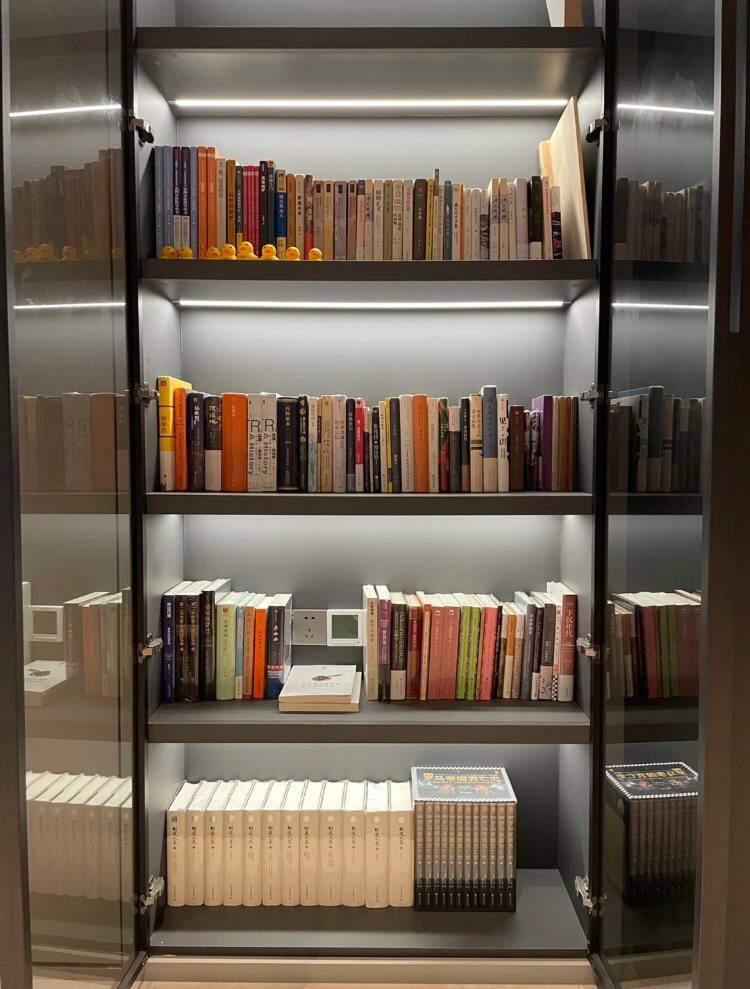 It is said that you can know a person's personality by looking at her bookshelf.