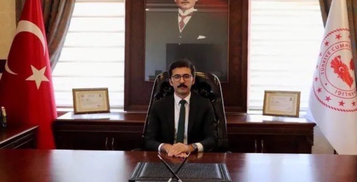 Meslek büyüğüm Ekinözü Kaymakamı Mesut COŞKUN’un vefatını derin bir üzüntüyle öğrendim.

Kendisine Allah’tan rahmet, kederli ailesine başsağlığı dilerim. Allah mekanını cennet eylesin.