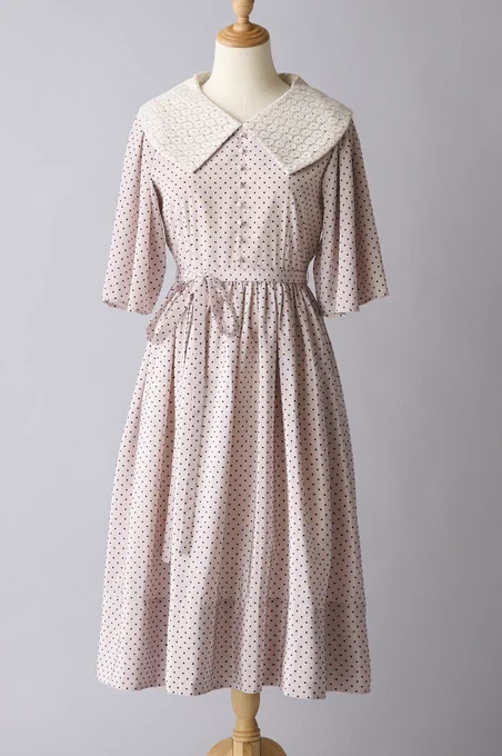 再販についてですが、AntiqueCarrieの定番ワンピースとお花畑のティアードスカートのみ2/23〜3/3にご予約販売させていただきます!お届けは4月上旬の予定です。 