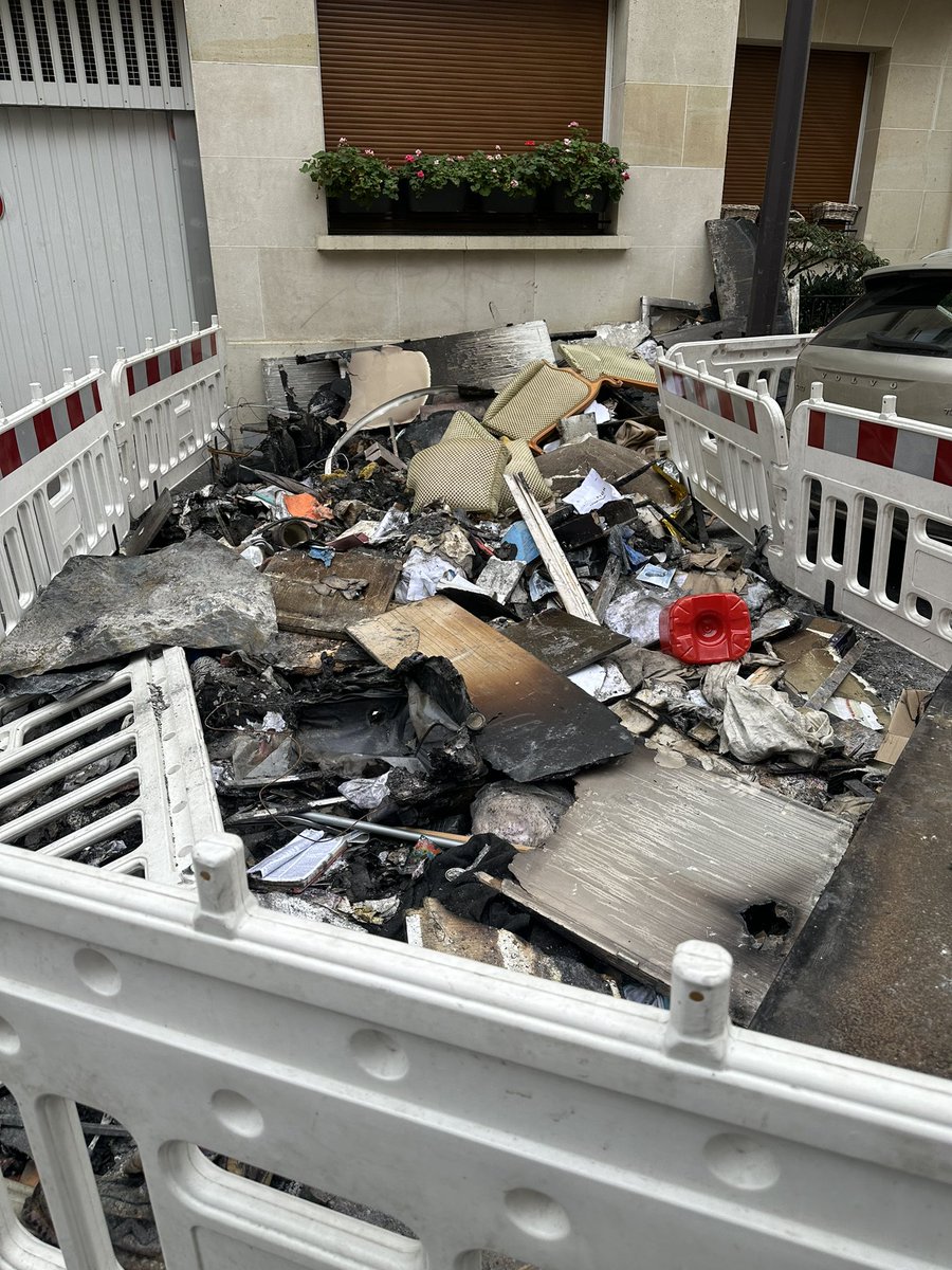 jpullmo's tweet image. #saccageparis 11 avenue Boudon depuis 2 semaines . La ville ne fait rien .