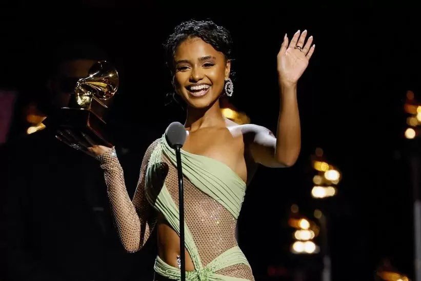 manu_timee's tweet photo. [MUSIQUE] 

L’artiste Sud-africaine @Tyllaaaaaaa remporte le 1er Grammy Awards de sa carrière, celui de la meilleure performance musicale africaine pour son titre #Water. Il s’agit d’une toute nouvelle catégorie créé par l’académie pour mettre en avant les talents africains👇🏾 https://t.co/Vip5DLSCej