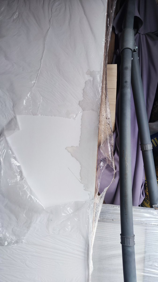 badcamel12's tweet photo. @leaderonlineUK I'm Not pleased at all with this "five star" service. My door has water damage.  No one picks up the phone. No one replies to emails. Does anyone work in Customer Service or is everyone just tweeting? https://t.co/VP2Ee6qUrg