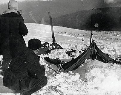 En un remoto rincón de los Urales, conocido como el Paso Dyatlov, se gestó en el escenario de uno de los enigmas más desconcertantes y aterradores de la historia moderna. ¿Fue un desastre natural el que provocó la muerte de unos jovenes excursionistas?

¡Abro hilo (largo)!