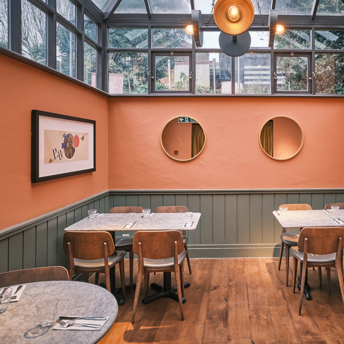 🎨Bold colour works a treat for this restaurant refurbishment. We think it works well with the garden view through the lantern roof, adding warmth to an area that could feel cold.🌞 Photo: PizzaExpress #RestaurantDesign #RetaurantDesigners #restaurantinterior #interiordesign