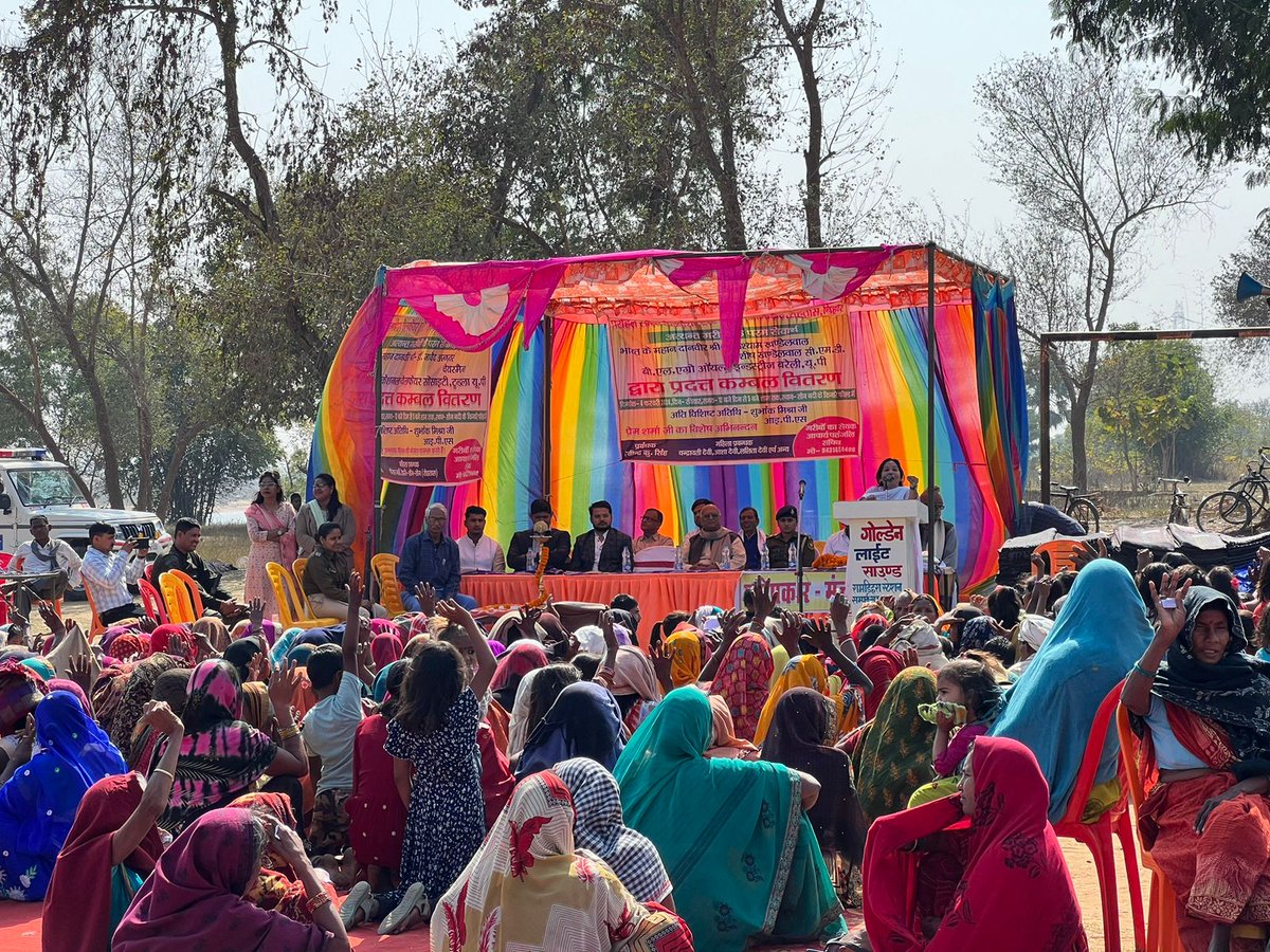 ParhitSaris's tweet photo. हमारी टीम ने रोहतास जिले में अत्यंत गरीबों और बेघरों को कंबल वितरण किया ।
इस शुभ अवसर पर ASP रोहतास श्री शुभांक मिश्रा जी ने भी शामिल होकर पुण्य दान किया । 
हमारी टीम जिले की ग्रामीण क्षेत्रों में कार्य के लिए प्रतिबद्ध है।
#socialwork #blanketdistribution #ruraldevelopment #SDGs https://t.co/3rgCGzUagh