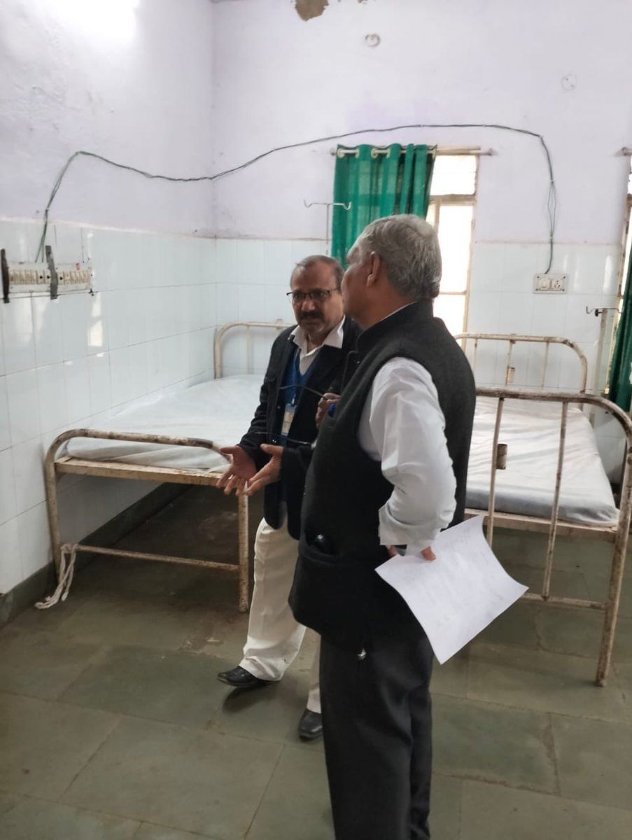 Sarkaridoctor12's tweet photo. *मर्यादा भूले नायब तहसीलदार*....चिकित्सक को कुर्सी से खड़ा रखा

ओपीडी में मरीजों को इंतजार में रख के चिकित्सक को खड़ा रखा नायब तहसीलदार ने
*अब तो जागो अरिस्दा*

सामुदायिक स्वास्थ्य केन्द्र 
जुरहरा कामां (जिला डीग) 
@8PMnoCM 
@drajaychuru 
@drvinodkumawat https://t.co/WYI8L82LBu