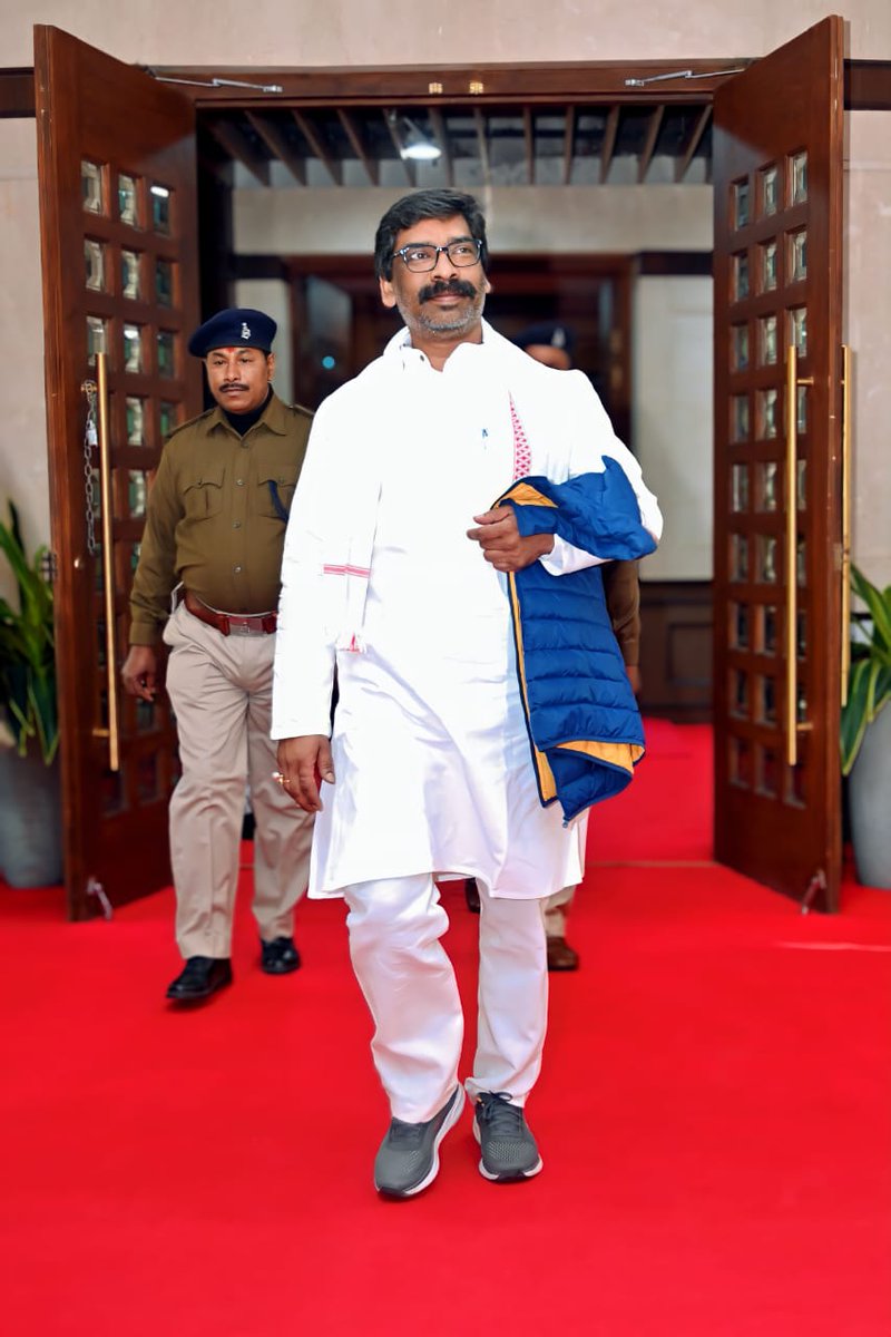 जब तक झारखण्डी योद्धा हेमन्त सोरेन जी केंद्र सरकार और बीजेपी के षड्यंत्र को परास्त कर हम सब के बीच नहीं आ जाते, तब तक उनका यह एकाउंट, मेरे, यानी उनकी जीवन साथी कल्पना मुर्मू सोरेन द्वारा चलाया जाएगा।

हमारे वीर पुरुखों ने अन्याय और दमन के खिलाफ हूल और उलगुलान किया था, अब फिर वह